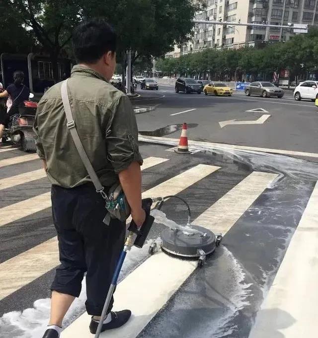 驾驶式洗地机